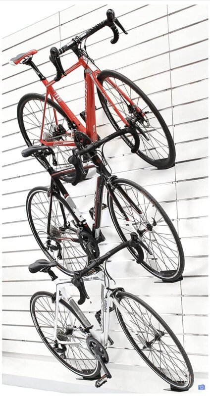 3 vélos de course sur un mur