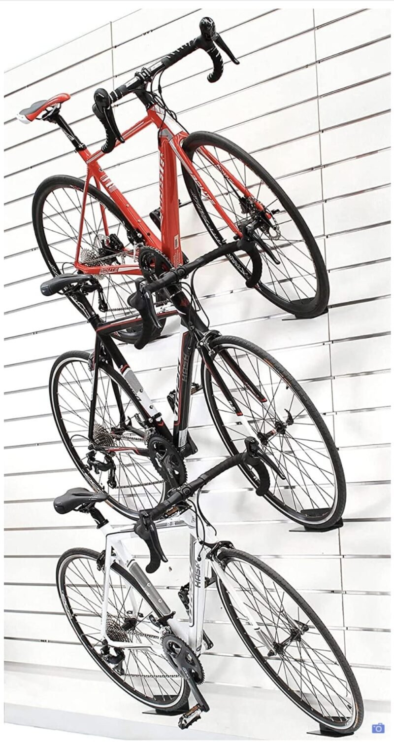3 vélos de course sur un mur