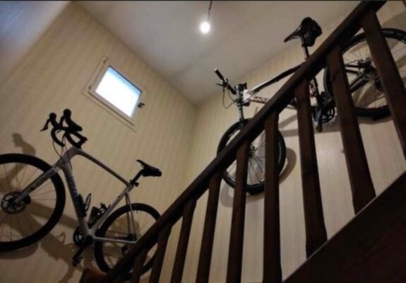 vélos accrochés chez un client