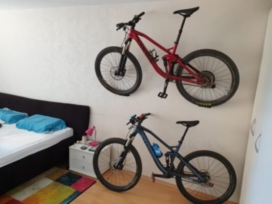 vélos accrochés chez un client