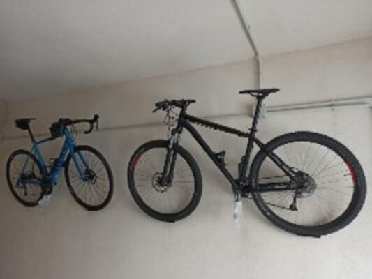 vélos accrochés chez un client
