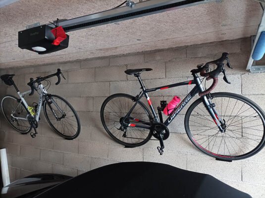 vélos accrochés chez un client