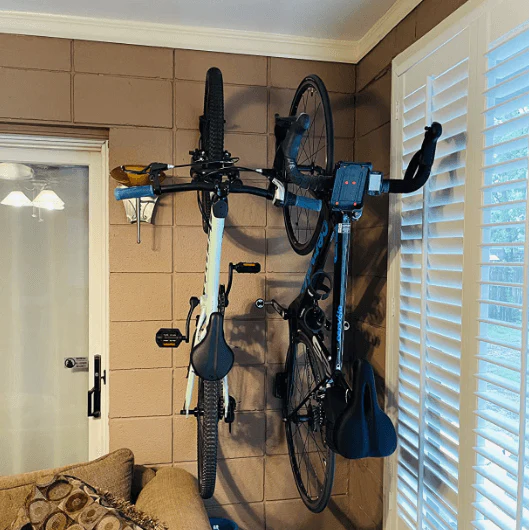 deux vélos supports verticaux